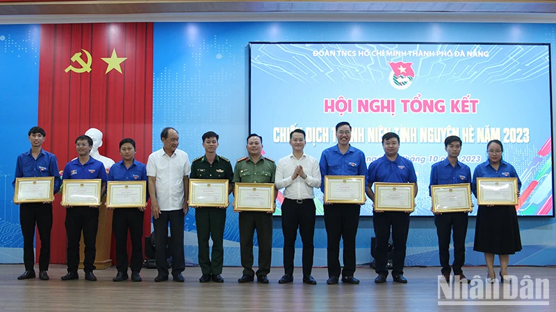 Khen thưởng các tập thể có thành tích xuất sắc trong chiến dịch Thanh niên tình nguyện Hè năm 2023.