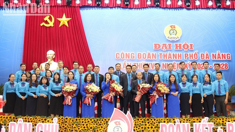 Ra mắt Ban Chấp hành khóa 17.