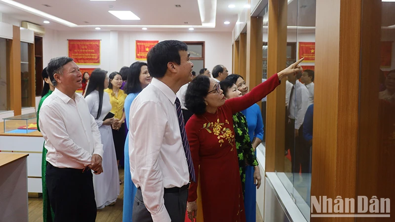 Đại biểu tham quan Phòng Truyền thống.