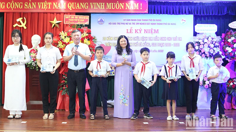 Tặng thưởng cho các em có thành tích xuất sắc đã từng được hỗ trợ phẫu thuật.