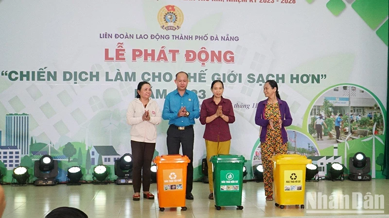 Trao tặng thùng rác phân loại tại nguồn.
