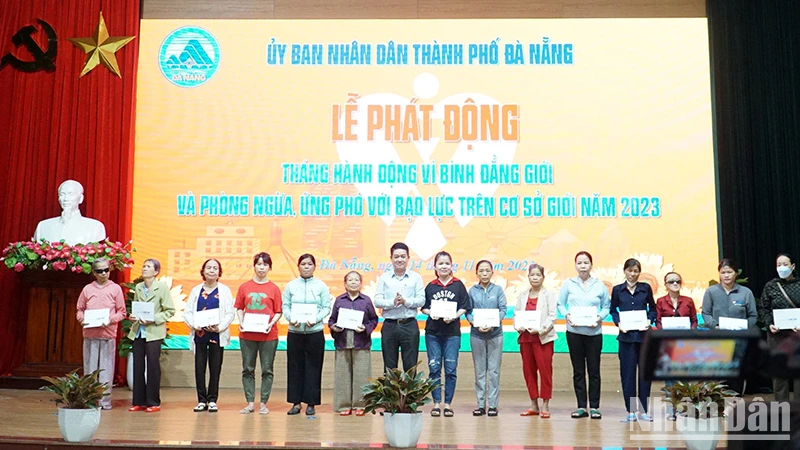 Tặng quà cho chị em phụ nữ khó khăn.