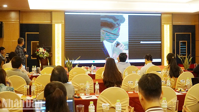 Diễn giả cung cấp thông tin liên quan cho đại diện các cơ quan báo chí.