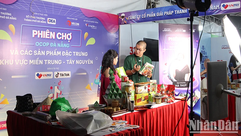 Thực hiện livestream bán hàng sản phẩm tại phiên chợ