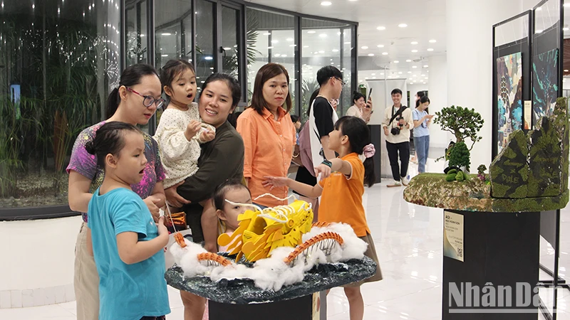Nhiều người đến xem Triển lãm mỹ thuật và Sắp đặt “Đà Nẵng Tui”