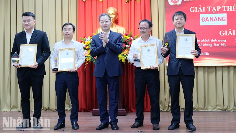 Ủy viên Trung ương Đảng, Bí thư Thành ủy Đà Nẵng Nguyễn Văn Quảng trao giải A cho nhóm tác giả và 2 tập thể xuất sắc.