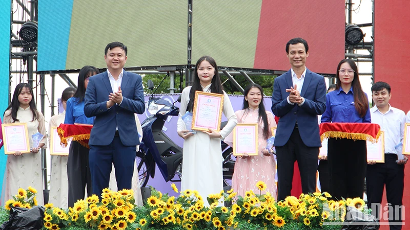 Vinh danh cá nhân “Sinh viên 5 tốt”.