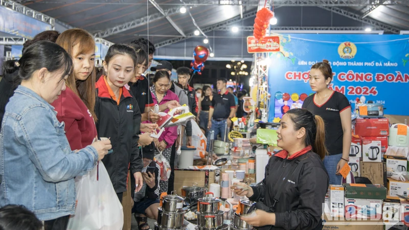Người dân mua hàng tại phiên chợ Tết.