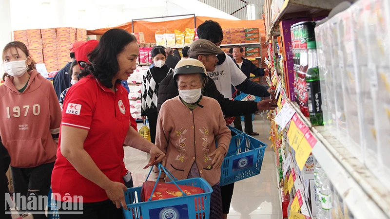 Người dân mua sắm tại Chợ Tết 0 đồng.