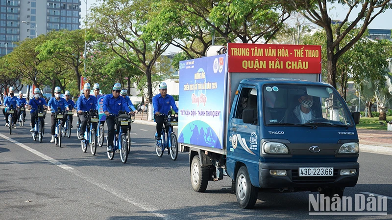 Đạp xe tuyên truyền hưởng ứng Giờ Trái đất