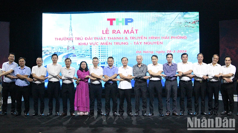 Đại diện các đơn vị, cơ quan báo chí chúc mừng THP ra mắt Thường trú Khu vực miền trung-Tây Nguyên.