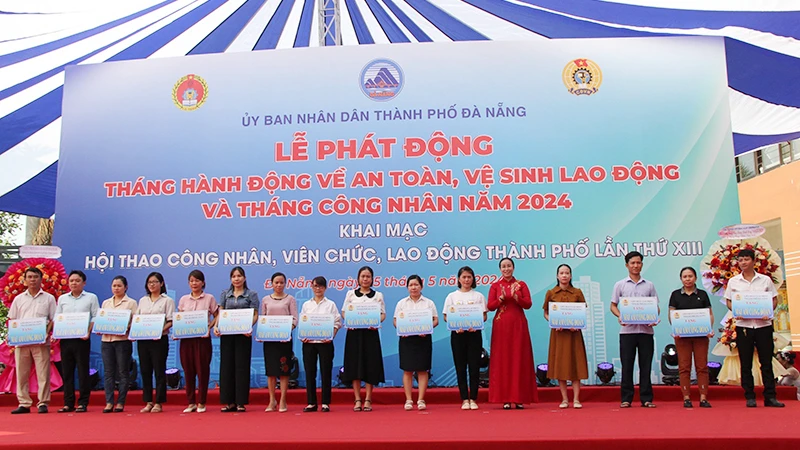 Trao tặng Mái ấm Công đoàn.