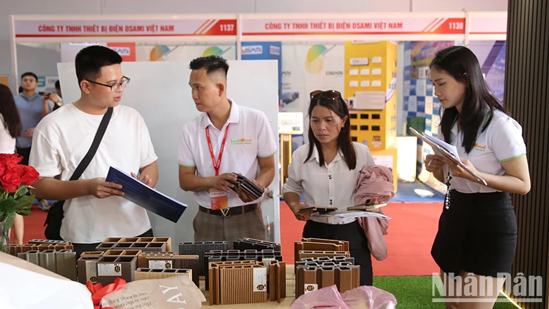 Đại biểu tham quan, tìm hiểu sản phẩm tại triển lãm.