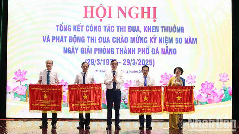 Trao tặng Cờ thi đua của Chính phủ năm 2022 cho 4 tập thể dẫn đầu phong trào thi đua yêu nước.