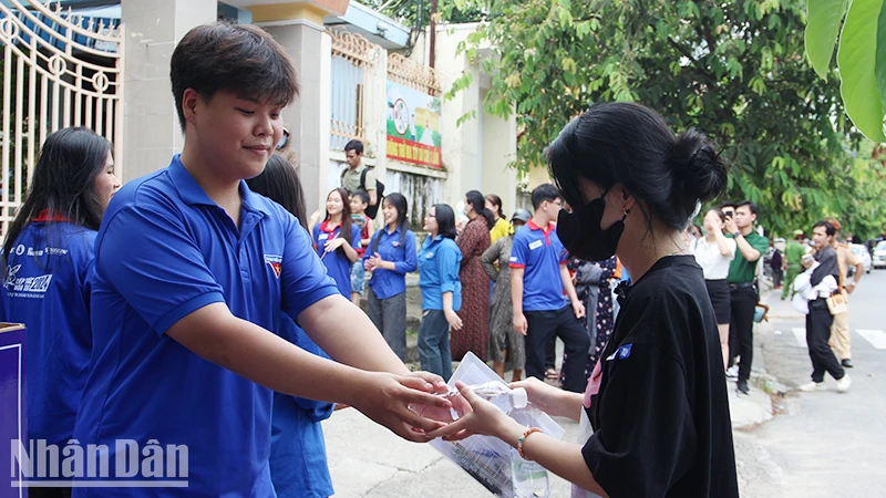 Tình nguyện viên "tiếp nước" tại điểm thi.