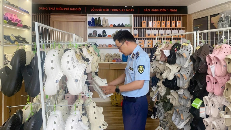 Lực lượng kiểm tra tại cửa hàng kinh doanh giày dép. (Ảnh: QLTT)