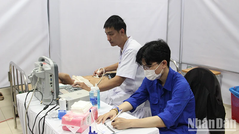Siêu âm cho người dân đến khám bệnh tại ngày hội.