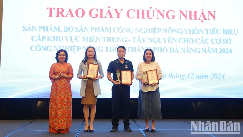 Trao giấy chứng nhận cho các đơn vị.