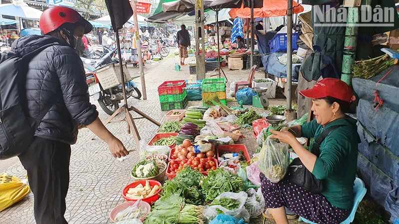 Rau tăng giá làm tiểu thương nhập ít hơn, người dân cũng không dám mua nhiều. 