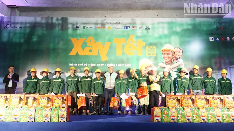 Chương trình “Xây Tết 2025” của Báo Nhân Dân trao quà Tết Nguyên đán Ất Tỵ cho công nhân tại Đà Nẵng. (Ảnh minh họa: THANH TÂM)