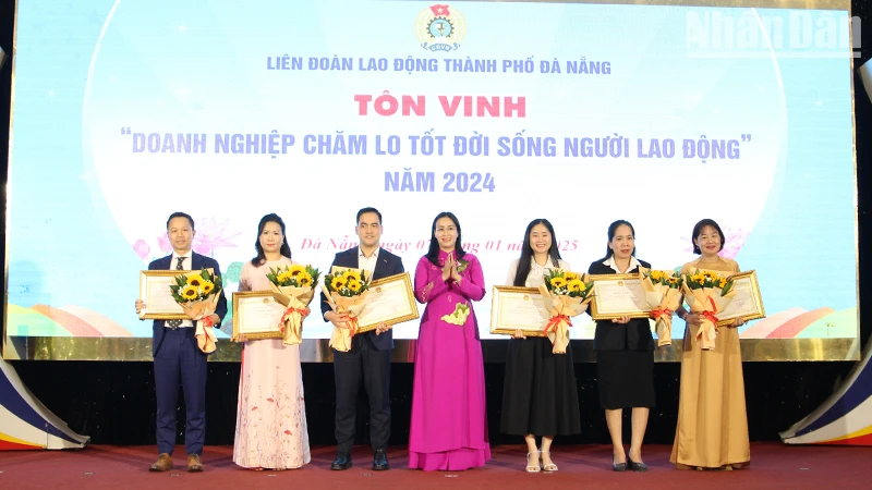 Tặng Bằng khen cho doanh nghiệp chăm lo tốt đời sống người lao động