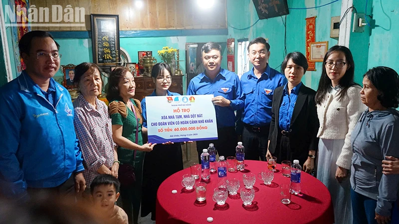 Trao hỗ trợ xóa nhà tạm cho hộ gia đình quận Hải Châu.