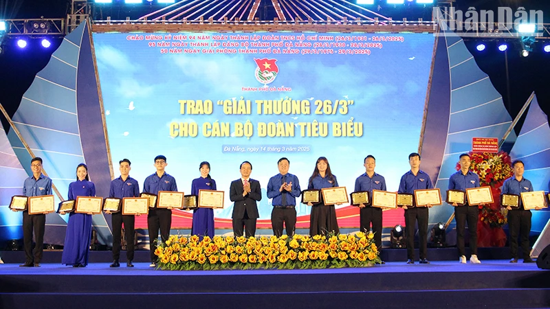 Trao “Giải thưởng 26/3” cho cán bộ đoàn tiêu biểu.