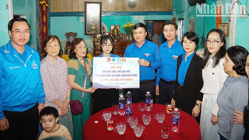 Trao hỗ trợ xóa nhà tạm cho đoàn viên, thanh niên.