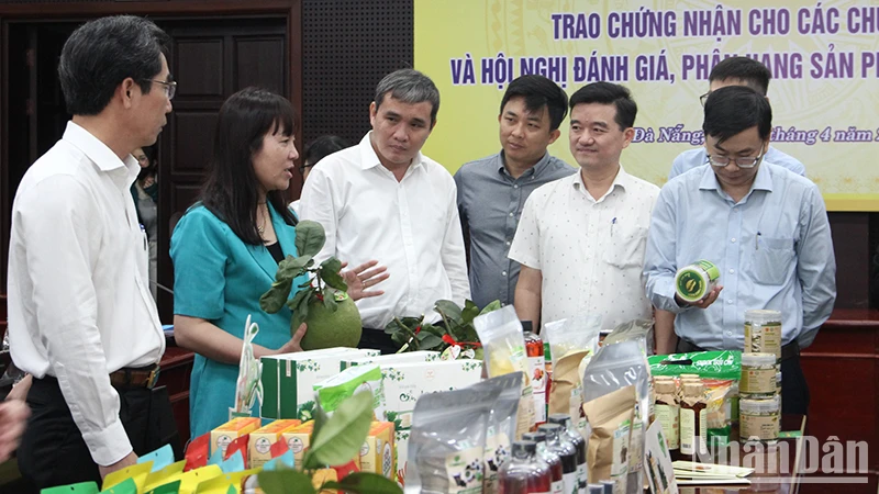 Đại biểu tìm hiểu về các sản phẩm OCOP.