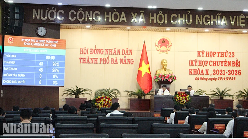 Đại biểu biểu quyết thông qua Nghị quyết.