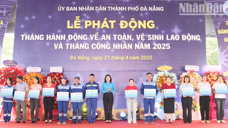 Trao hỗ trợ xây dựng, sửa chữa nhà cho đoàn viên, người lao động.