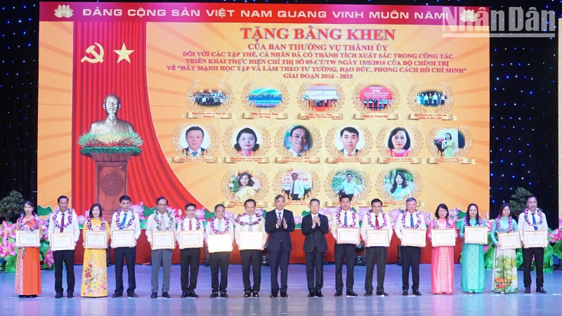 Các tập thể, cá nhân được tuyên dương.