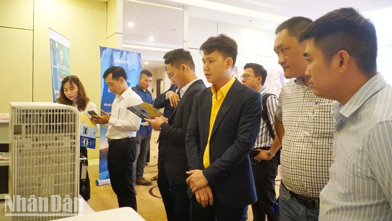 Đại biểu tham quan, tìm hiểu công nghệ mới về năng lượng sạch.