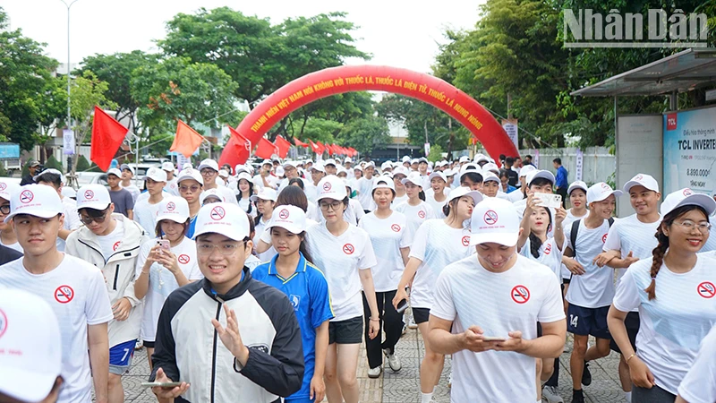 Đoàn viên, thanh niên chạy hưởng ứng “Thanh niên Việt Nam nói không với thuốc lá”.