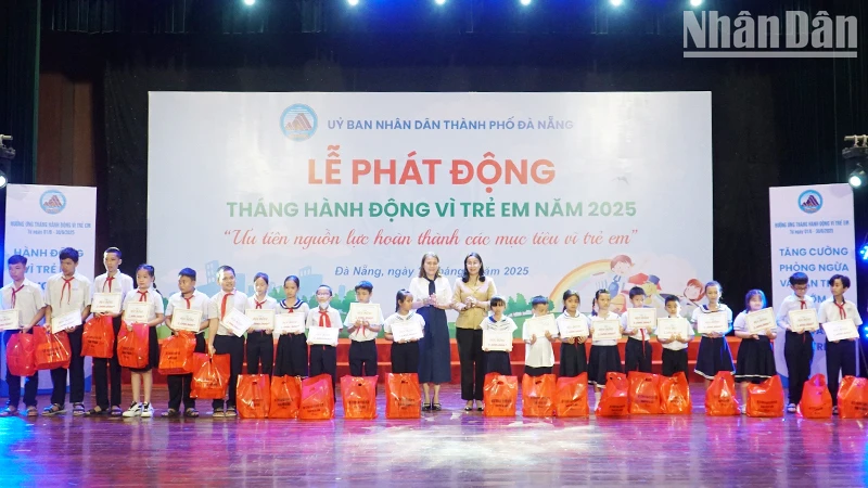 Trao tặng học bổng cho thiếu nhi có hoàn cảnh khó khăn vượt khó.