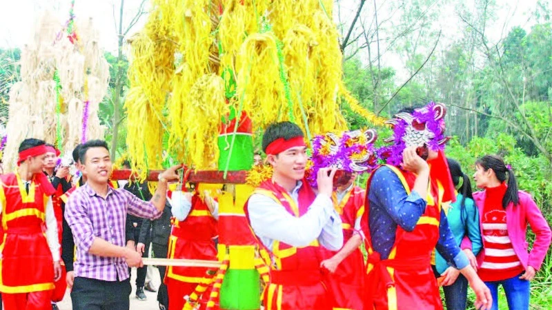 Lễ hội Rước cây bông của làng Thượng Yên, xã Đồng Thịnh, huyện Sông Lô, tỉnh Vĩnh Phúc.