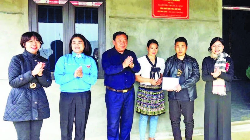 Bàn giao nhà Đại đoàn kết cho gia đình anh Phàng A Cang, bản Suối Quốc, xã Song Pe, huyện Bắc Yên. (Ảnh PHẠM ĐỨC)