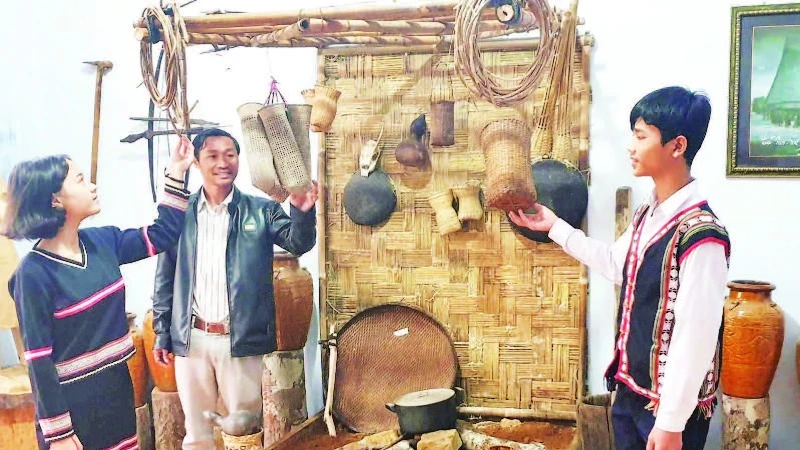 Trang phục truyền thống gắn bó với các em học sinh tại Kon Tum từ nhà trường đến các hoạt động văn hóa.