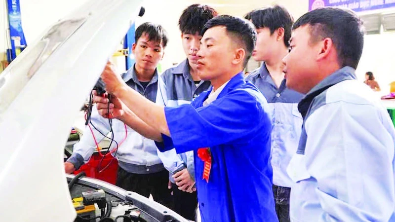 Lớp dạy kỹ thuật sửa chữa ô-tô tại Trường cao đẳng Kon Tum.