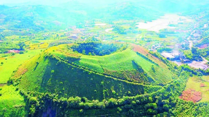 Núi lửa Nâm Kar thuộc thôn Phú Sơn, xã Quảng Phú, huyện Krông Nô là một trong những núi lửa trẻ, hình thành do sự kết hợp giữa phun trào và phun nổ.