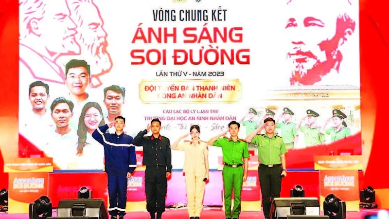 Ngọc Quỳnh (đứng giữa) tại Vòng chung kết Hội thi Olympic toàn quốc các môn khoa học Mác-Lênin và tư tưởng Hồ Chí Minh “Ánh sáng soi đường”.