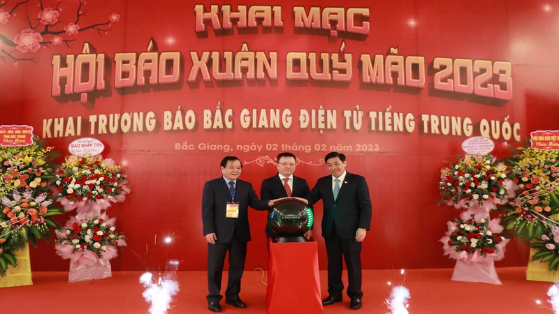 Đồng chí Lê Quốc Minh (chính giữa) nhấn nút Khai trương Báo Bắc Giang điện tử tiếng Trung Quốc.