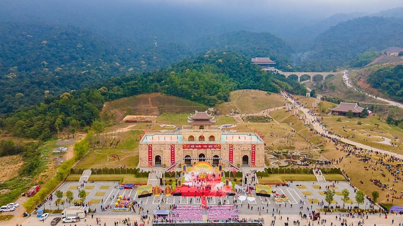 Khu du lịch sinh thái, tâm linh Tây Yên Tử tỉnh Bắc Giang đón nhiều du khách đến tham quan, lễ Phật.