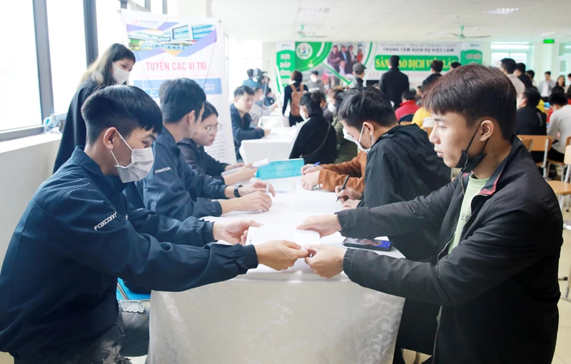 Phiên giao dịch việc làm thu hút hơn 500 lao động trực tiếp tham gia tìm việc làm.