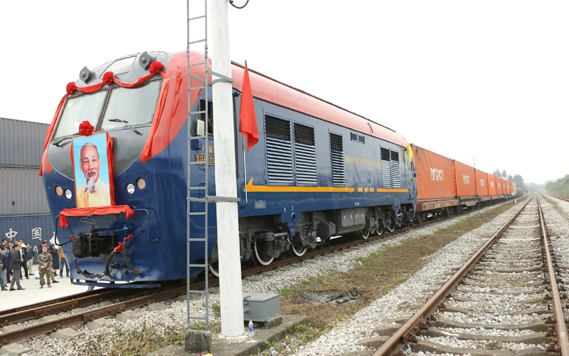 Chuyến tàu liên vận quốc tế chở hàng đầu tiên khởi hành từ ga Kép sang Trung Quốc.