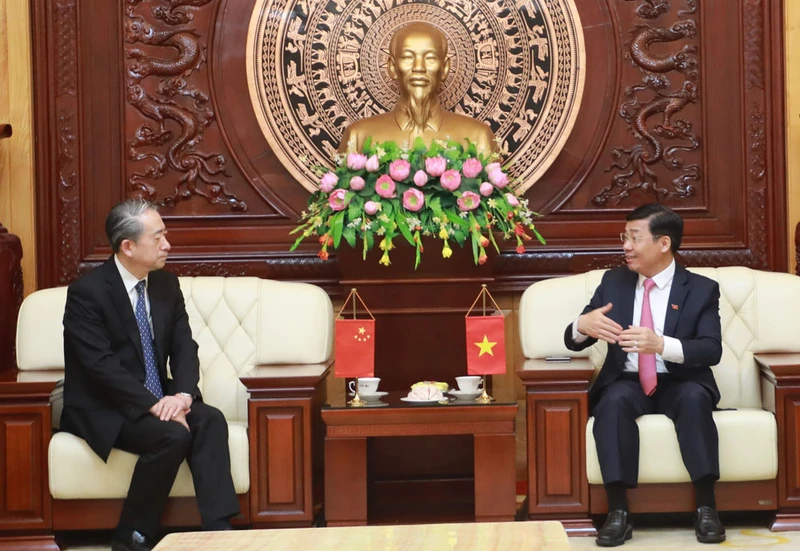 Đại Sứ Hùng Ba (bên trái) làm việc với Bí thư Tỉnh ủy Bắc Giang Dương Văn Thái.