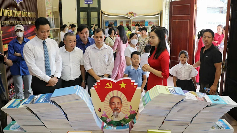 Các đại biểu tham quan gian trưng bày báo, tạp chí, sách.
