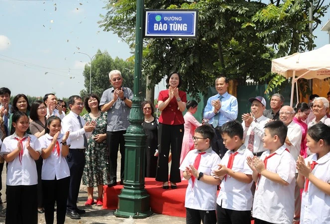 Lãnh đạo Thông tấn xã Việt Nam và lãnh đạo Ủy ban nhân dân tỉnh Bắc Giang cùng người dân khai trương gắn biển tên đường phố Đào Tùng.