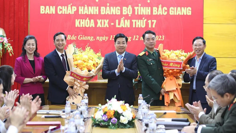 Các đồng chí Thường trực Tỉnh ủy tặng hoa chúc mừng đồng chí Nguyễn Việt Oanh và Đại tá Phạm Văn Tạo.