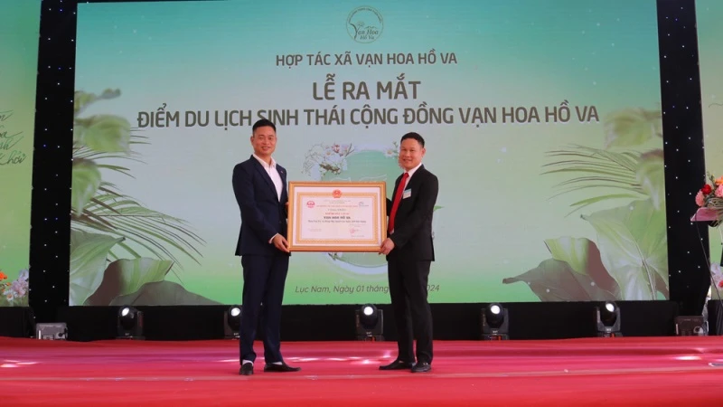 Trao Giấy chứng nhận điểm du lịch Vạn Hoa hồ Va.